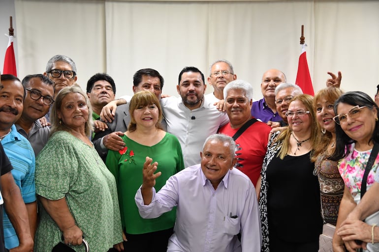 Luis Bello (c), intendente de Asunción, posa con jubilados de la municipalidad, tras el pago de la deuda.