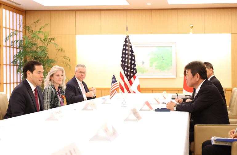 El secretario de Estados, Marco Rubio, conversa con el ministro de Exteriores de Japón, Toshimitsu Motegi (d) junto a sus respectivas delegaciones.