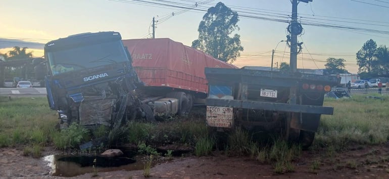 Confirman tres muertos y una herida grave tras violento choque entre camión y automóvil en Mbocayaty.