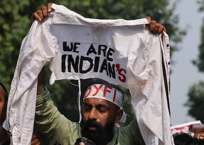 Un estudiante activista indio, perteneciente a un partido de izquierda, participa en una protesta para exigir la dimisión del comisionado jefe electoral, Gyanesh Kumar, cerca de Jantar Mantar, en Nueva Delhi (India), el 14 de octubre de 2026. EFE/EPA/RAJAT GUPTA.
