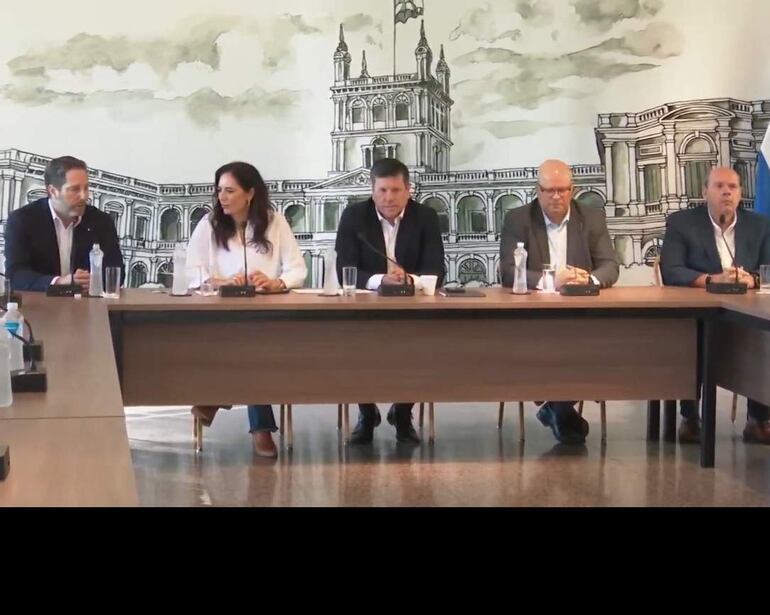 Paul Sarubbi, Claudia Centurión, Javier Giménez, Óscar Lovera y José Luis Heisecke, sentados en un ambiente formal de reunión.