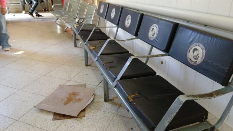 Los pacientes de IPS Campo Vía esperan en condiciones insalubres.