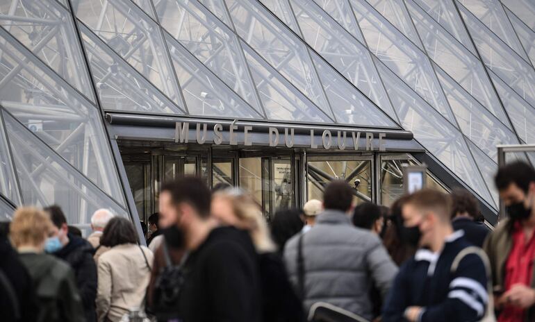 El Louvre, el museo más visitado en el mundo, evacuado y cerrado por temor a un atentado.