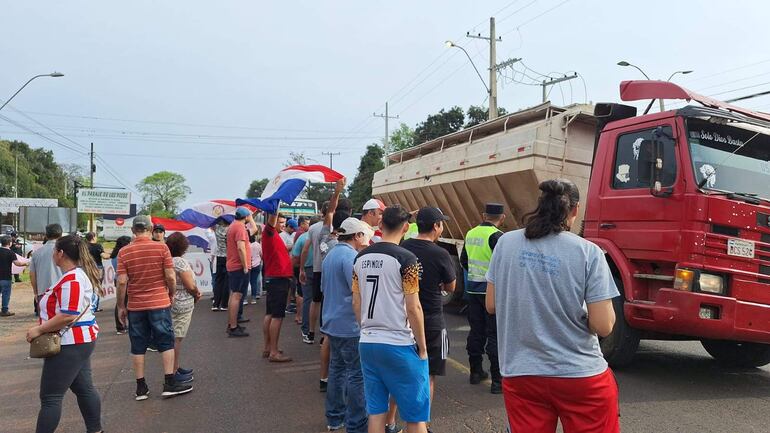 Moradores de la compañía Posta Ybycuá de Capiatá no permiten que los camiones ingresen a la planta asfáltica que se instaló en la zona, hace dos meses.
