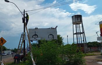 Funcionarios de la Ande realizando trabajos de desconexión en la ciudad de Limpio.