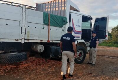 Asaltan camión con carga de esencia en San Estanislao y se llevan parte del cargamento.