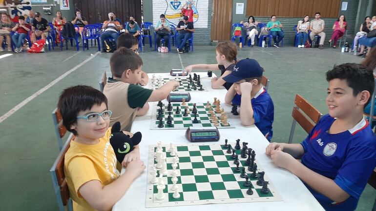La imagen de un momento de la
Integrantes de uno de los equipos campeones del Liceo Francés “Marcel Pagnol” (a la derecha, remeras azules) durante el desarrollo de una de las rondas del certamen.