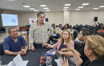 Isaías Vergara, reunido por segunda vez - y a puertas cerradas-, con funcionarios del MEC para el Plan Nacional de Educación.