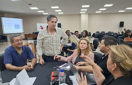 Isaías Vergara, reunido por segunda vez - y a puertas cerradas-, con funcionarios del MEC para el Plan Nacional de Educación.