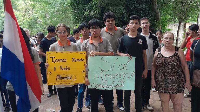 Con carteles y cánticos los alumnos del Centro Educativo Departamental y Municipal repudian la ley de "hambre cero".