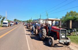 Los cañicultores se movilizan en tractores y camiones.