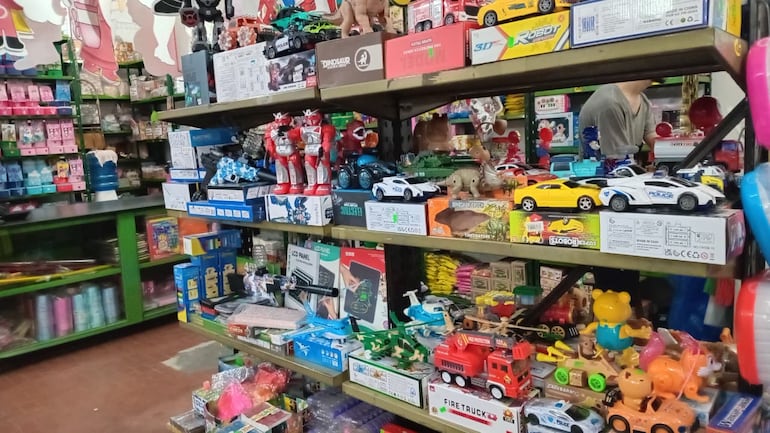 Ofertas de juguetes en el mercado de San Lorenzo en el marco del festejo del día de los Reyes Magos.