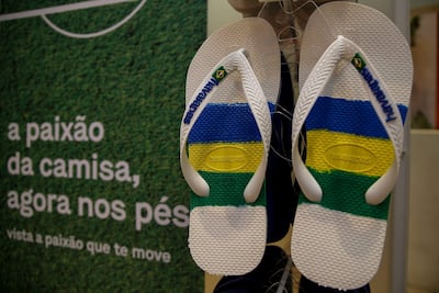 Imagen de archivo: sandalias brasileñas Havaianas se exhiben en una tienda junto a un cartel que dice “La pasión de la camiseta, ahora en los pies”, en São Paulo, Brasil, el 28 de noviembre de 2022.