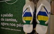 Imagen de archivo: sandalias brasileñas Havaianas se exhiben en una tienda junto a un cartel que dice “La pasión de la camiseta, ahora en los pies”, en São Paulo, Brasil, el 28 de noviembre de 2022.