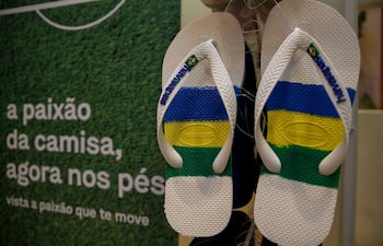 Imagen de archivo: sandalias brasileñas Havaianas se exhiben en una tienda junto a un cartel que dice “La pasión de la camiseta, ahora en los pies”, en São Paulo, Brasil, el 28 de noviembre de 2022.