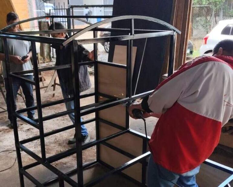 Herreros y carpinteros trabajan desde hace varios meses en la fabricación de las estructuras. 