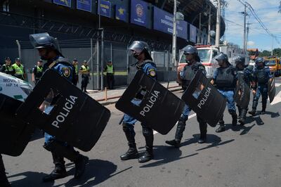 Policías antidisturbios en fuera del estadio Defensores del Chaco el pasado sábado, antes de la final de la Copa Sudamericana.