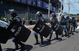 Policías antidisturbios en fuera del estadio Defensores del Chaco el pasado sábado, antes de la final de la Copa Sudamericana.