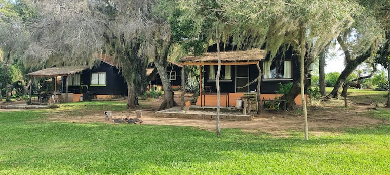 En el lugar se cuenta con cabañas confortables con capacidad para hasta cinco personas.