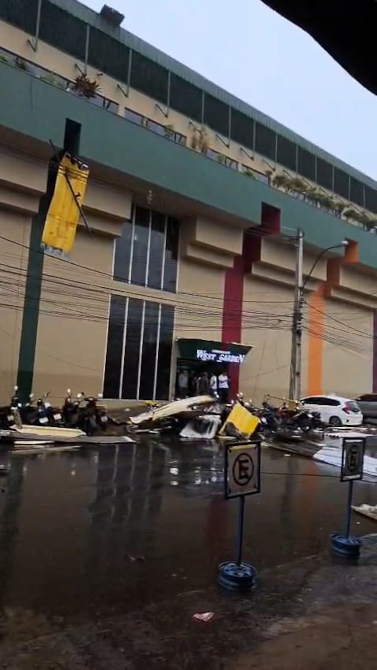 El edificio del Shopping West Garden, de Pedro Juan Caballero, sufrió daños.