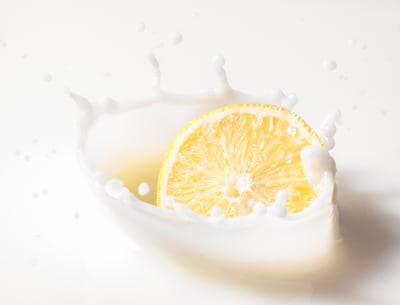¿Por qué los cítricos “cortan” la leche?