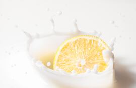 ¿Por qué los cítricos “cortan” la leche?