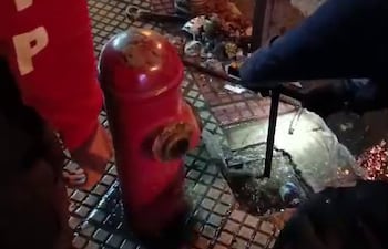 Bomberos inspeccionan hidrantes del Mercado 4