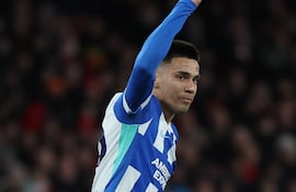El volante paraguayo, Diego Alexander Gómez Amarilla (22 años), celebra el tanto de descuento del Brighton & Hove Albion, que no pudo ante el líder de la Premier League, Arsenal.