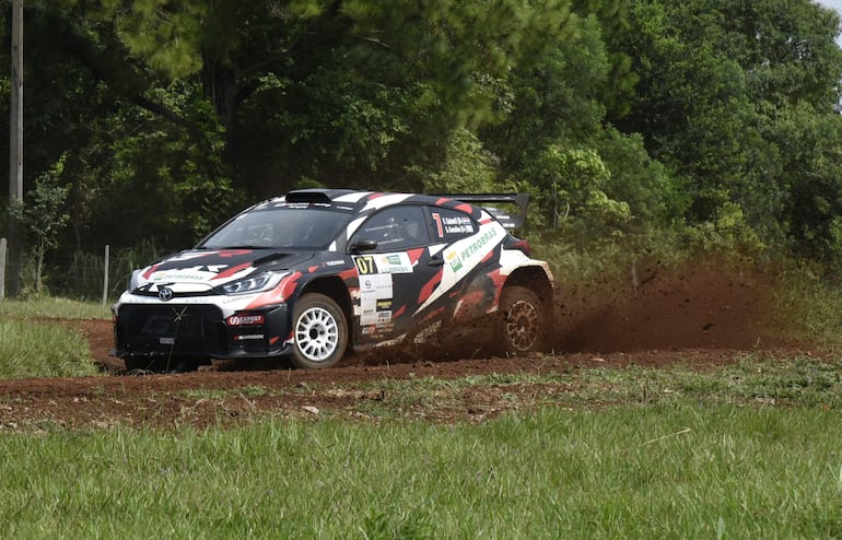 Espectacular derrape del otro Toyota GR Yaris Rally2, de Fabri Galanti y Sebastián González.
