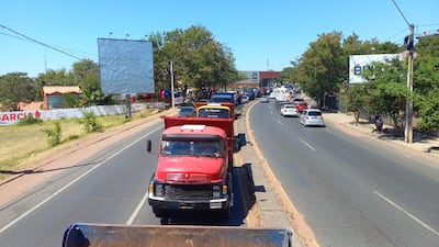 Camioneros se movilizan por el microcentro de Ñemby exigiendo reducción del precio de combustible