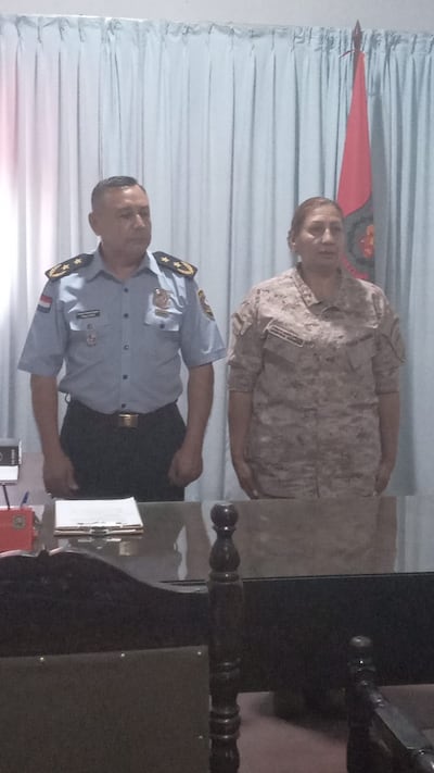 EL comisario general inspector, Pablo Ortiz (saliente) y la comisario general inspector Martina Ramona Trinidad Ortellado durante el acto de recepción y entrega de cargo en la Dirección de la Policía de Ñeembucú.
