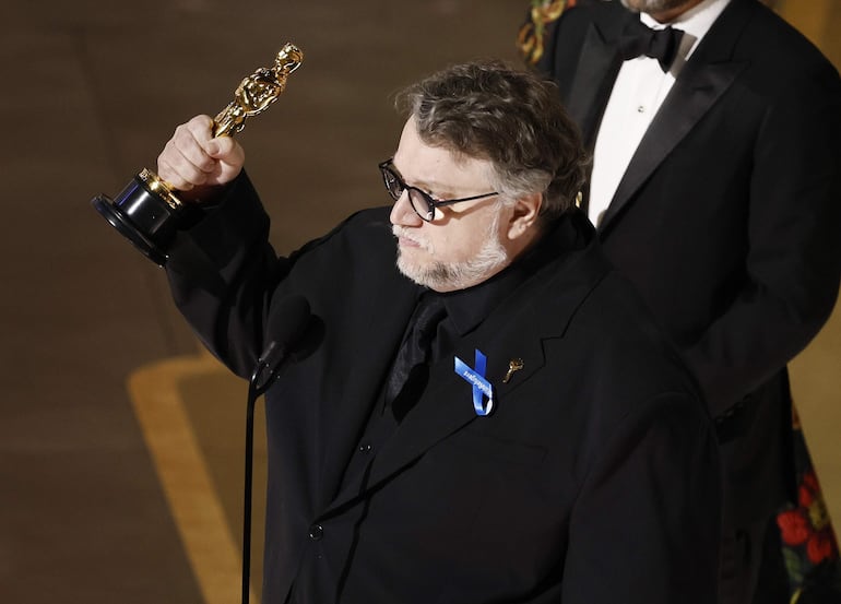 Guillermo del Toro tras recibir el Óscar por Pinocho.
