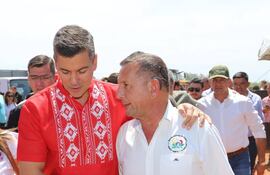 El extitular del Senave, Pastor Soria saluda al presidente Santiago Peña.