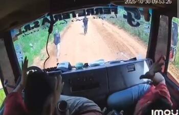 Captura de una fracción del video en la que se puede ver el momento en que los trabajadores son asaltados por los malvivientes.