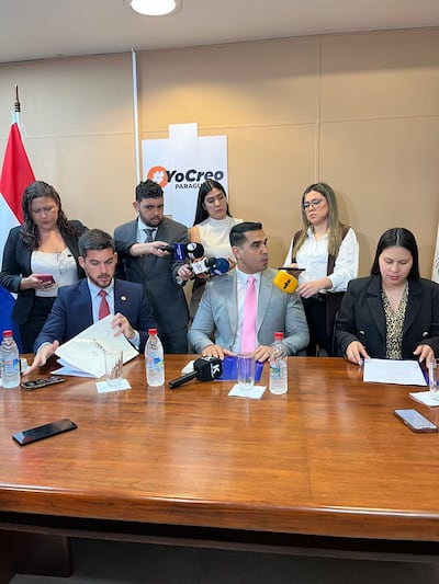 Luis Fernando Bernal, conversando con miembros de la prensa este lunes.