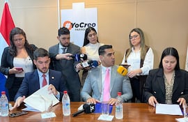 Luis Fernando Bernal, conversando con miembros de la prensa este lunes.