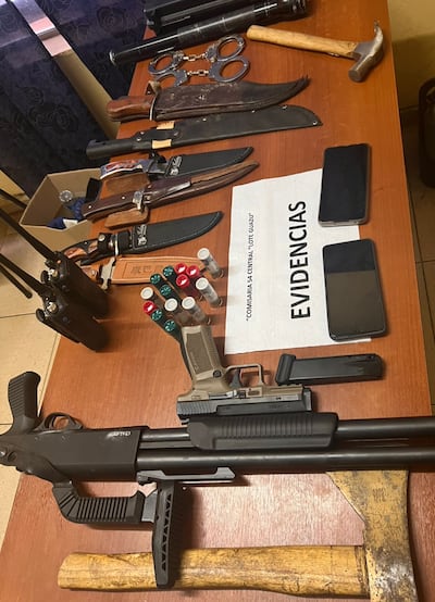 Armas encontradas en poder de Víctor Centurión Dávalos (48), funcionario de la Justicia Electoral detenido en San Lorenzo.