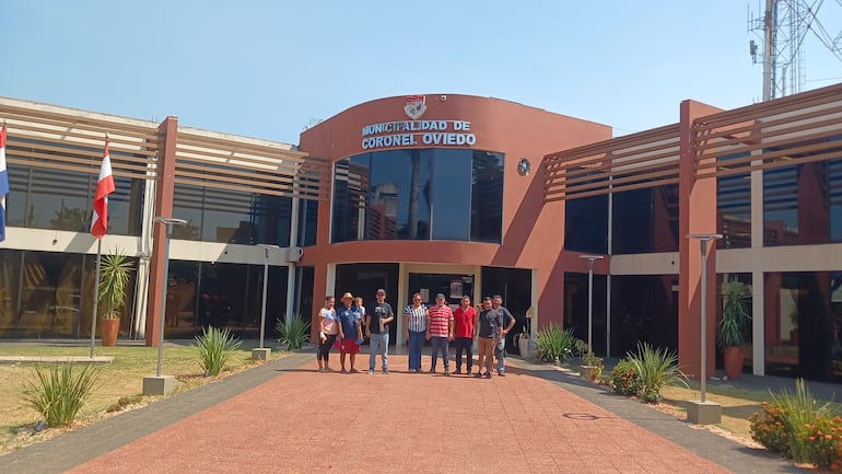 Pescadores de Coronel Oviedo fueron hasta la Municipalidad local para exigir apoyo y cuidado del río Tebicuarymí.