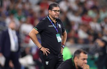 El director técnico de Bolivia, Oscar Villegas, hace gestos durante el partido de fútbol de la eliminatoria final de repechaje para la Copa Mundial de la FIFA 2026 entre Irak y Bolivia en el Estadio BBVA en Guadalupe, estado de Nuevo León, México.