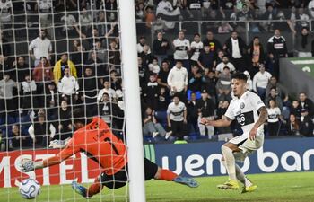 El delantero de Olimpia, Fernando Cardozo define con el arco a su merced, en lo que fue el tercer tanto franjeado en su victoria sobre Audax Italiano, en el cierre del Grupo G de la Copa Sudamericana.