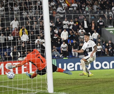 El delantero de Olimpia, Fernando Cardozo define con el arco a su merced, en lo que fue el tercer tanto franjeado en su victoria sobre Audax Italiano, en el cierre del Grupo G de la Copa Sudamericana.