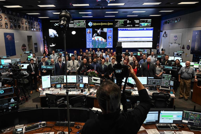 Personal de la NASA posa para una foto grupal en la sala de control White Flight Control Room del Johnson Space Center, en Houston, el 6 de abril de 2026.