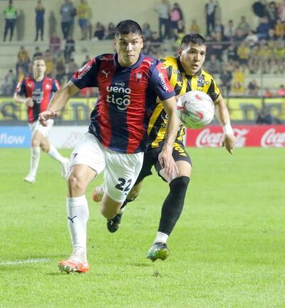 Matías Damián Pérez (26) e Iván Ramírez Ferreira (21), en el duelo de la primera rueda, ganado por el Ciclón 4-3.