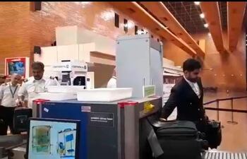 Momento del arribo de parte de la tripulación del avión iraní en el país el 13 de mayo pasado.