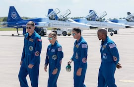 La tripulación de Artemis II – (de izquierda a derecha) la especialista de misión Jeremy Hansen de la CSA, la especialista de misión Christina Koch, el comandante Reid Wiseman y el piloto Victor Glover – caminan juntos tras su llegada al Kennedy Space Center el 27 de marzo de 2026 en Cape Canaveral.