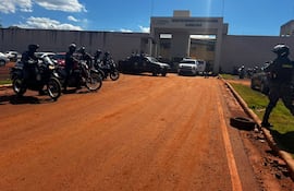 Momento del traslado de "Tío Rico" desde el Centro de Reinserción Social de Minga Guazú.