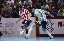 Javier Salas intenta el pase ante la oposición del defensa argentino. Paraguay ganó un amistoso y Argentina el otro.