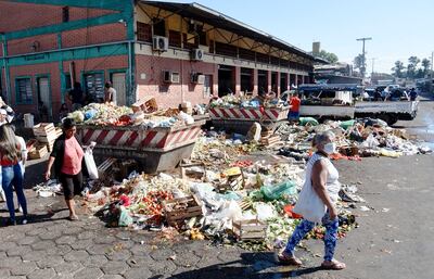 En el Mercado de Abasto, la excesiva acumulación de basura recibió ayer a los comprados de último momento.