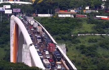 El intenso tráfico es prácticamente permanente en el punte de la Amistad.