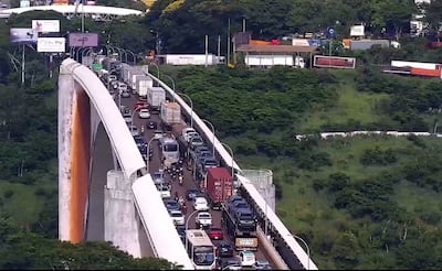 El intenso tráfico es prácticamente permanente en el punte de la Amistad.